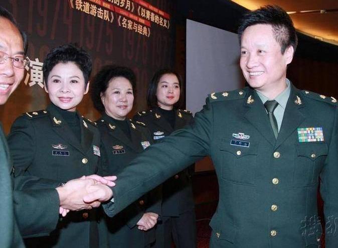 几位著名军旅歌唱家同框：男高音歌唱家阎维文戎装英发，笑容灿烂；女高音歌唱家董文华