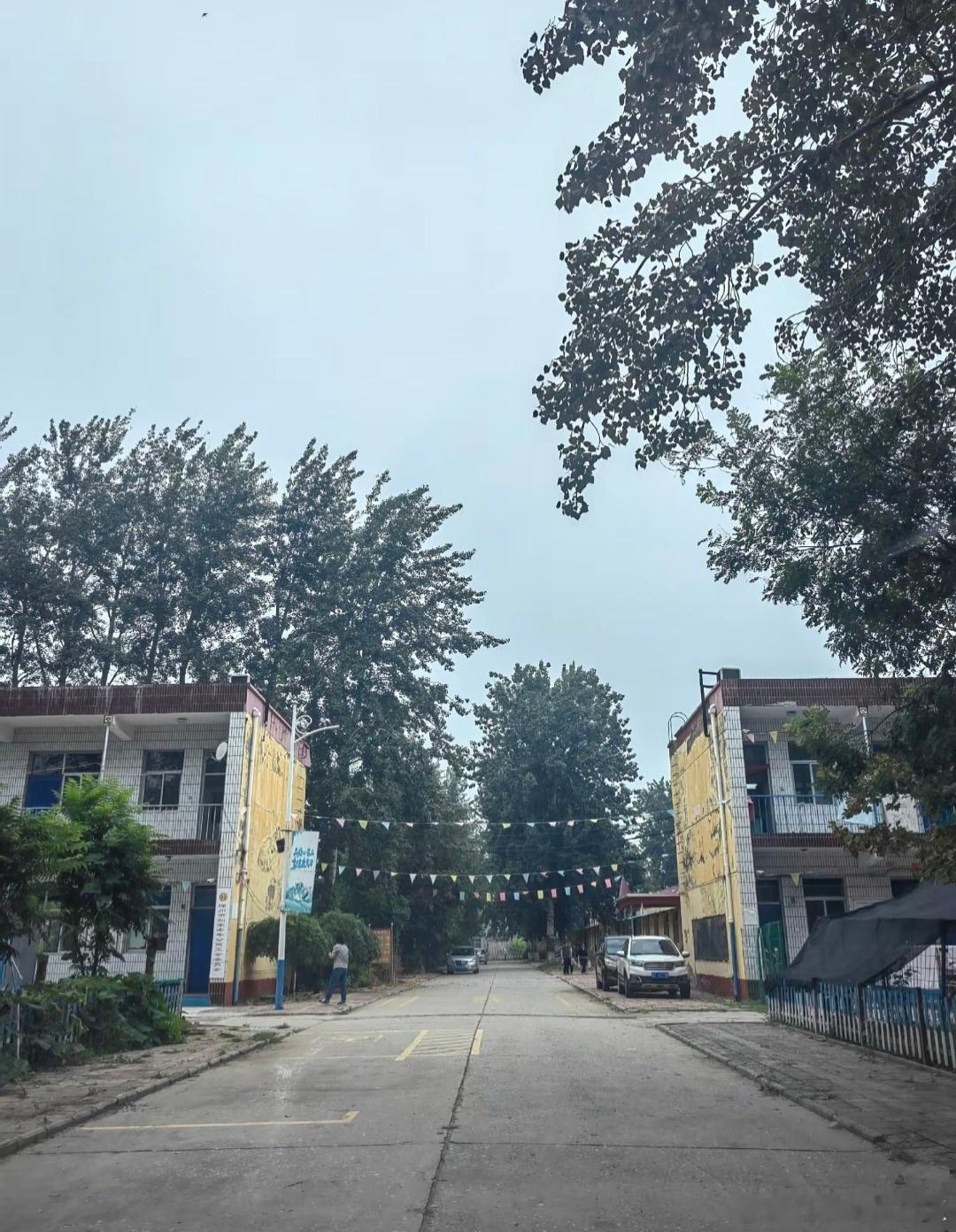 多地小学改为养老院从朗朗读书声，到声声笑语，废弃的小学建成了养老院，老学校有了新