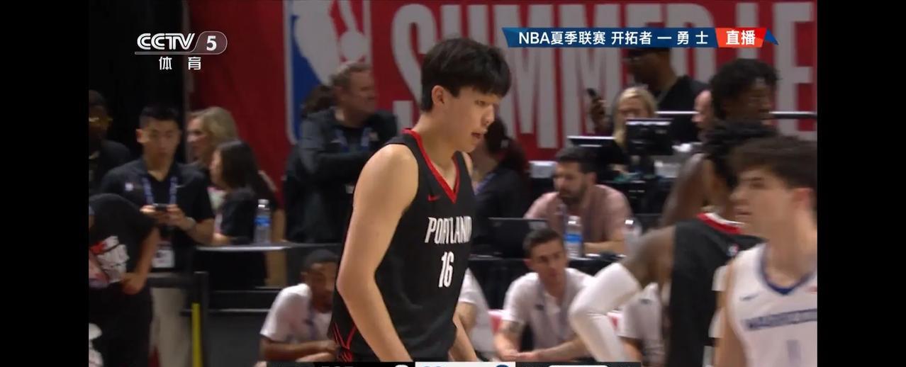 杨瀚森首发！多没看到中国人在NBA首发了！虽然只是夏季联赛，不过这场比赛也足以让