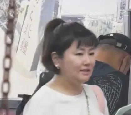 2027年合体的事还没影呢，Selina先被拍到在幼儿园门口接娃了。8月19号，