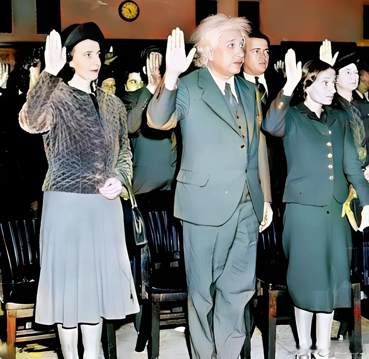 爱因斯坦名场面：1940年，61岁的大物理学家爱因斯坦与家人举手宣誓加入美国国籍