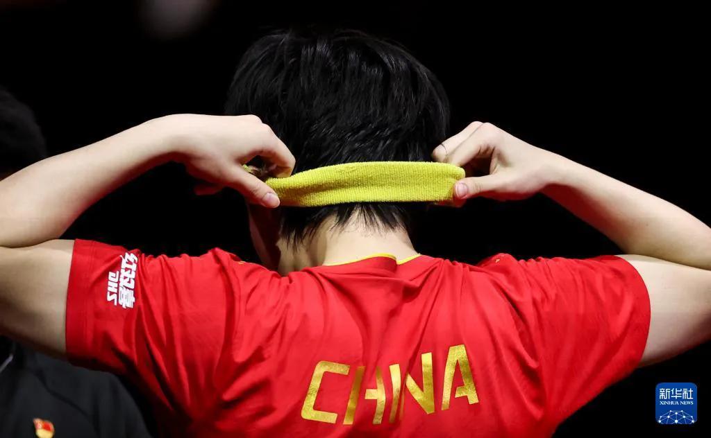 王楚钦比赛必戴发带，真只是为了帅？王楚钦一头长发又帅又潮，一上场却非要勒紧发