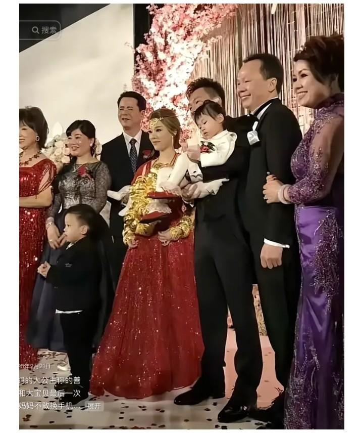 蔡天凤现任丈夫一结婚就当爹，后来他也有了自己的亲生儿女。不管是继父还是亲生父亲他