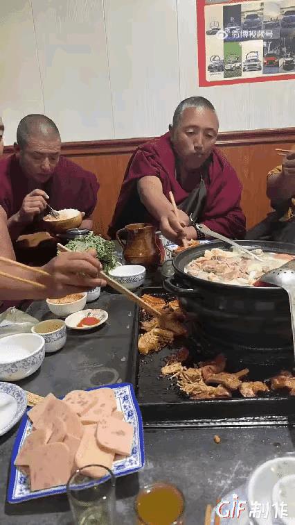 酒肉穿肠过，佛祖心中留。一群和尚大碗喝酒，大块吃肉，一个个吃的肥头大耳，红光满面