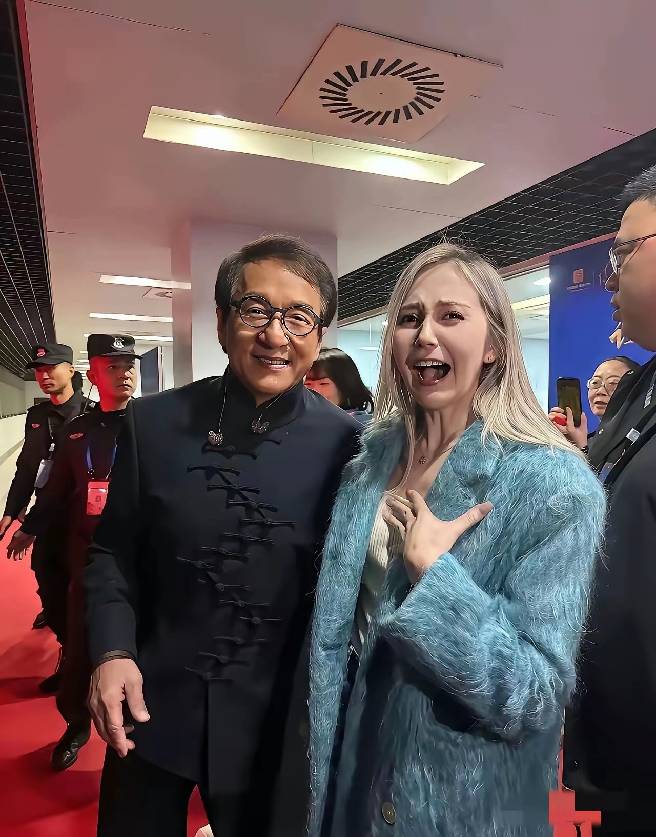 不管你多大的明星，在成龙大哥面前，都会不自觉地切换成“迷妹”模式。这种场景几乎成