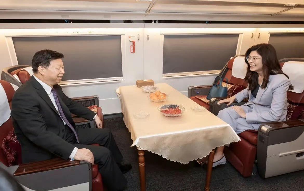 郑丽文乘高铁去南京，跟宋主任相对而坐。4月7日，郑丽文下飞机后直接坐高铁去南