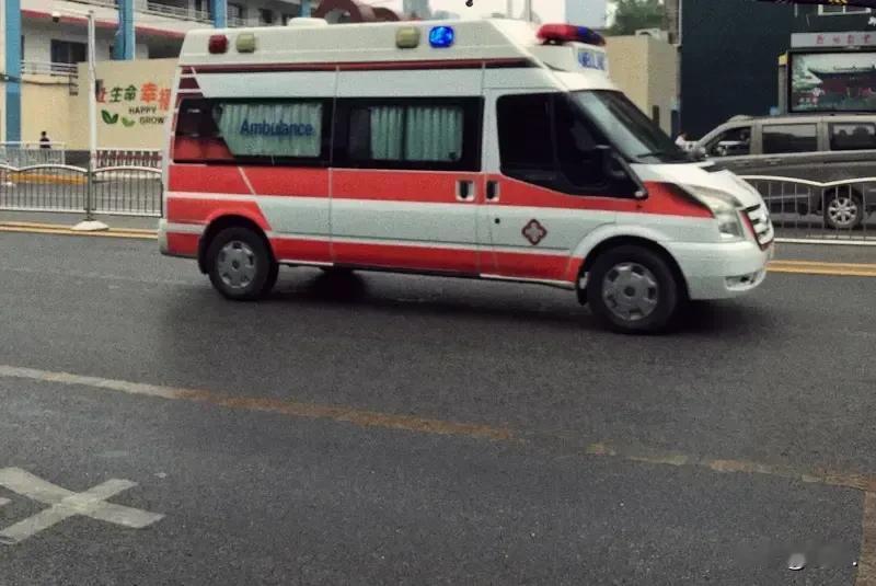 曾在全网掀起轩然大波的“天价救护车”事件，相信不少人还有印象。800公里的转运路