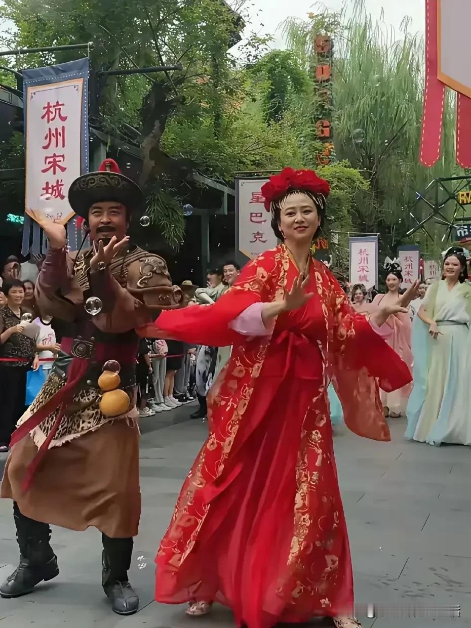 这些景区真厉害。请来了过气明星上演回忆杀，有马景涛，还有现在的翁虹。很多游客