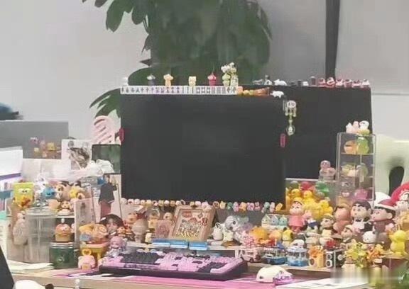 全公司最不会离职的人终于出现了放这么多手办在工位上只能说明她喜欢装饰工位，并不能
