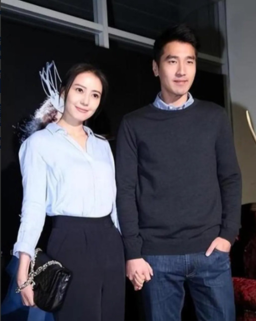 2009年，赵又廷兴高采烈地带女友张钧甯回家见父母，赵父却说：“她太优秀了，你