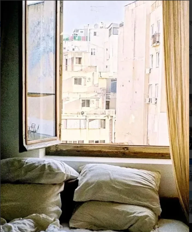 家人们，昨晚我可遇上件让我纠结的事儿。我在镇上打工，租了个两房一厅，有时候加班太