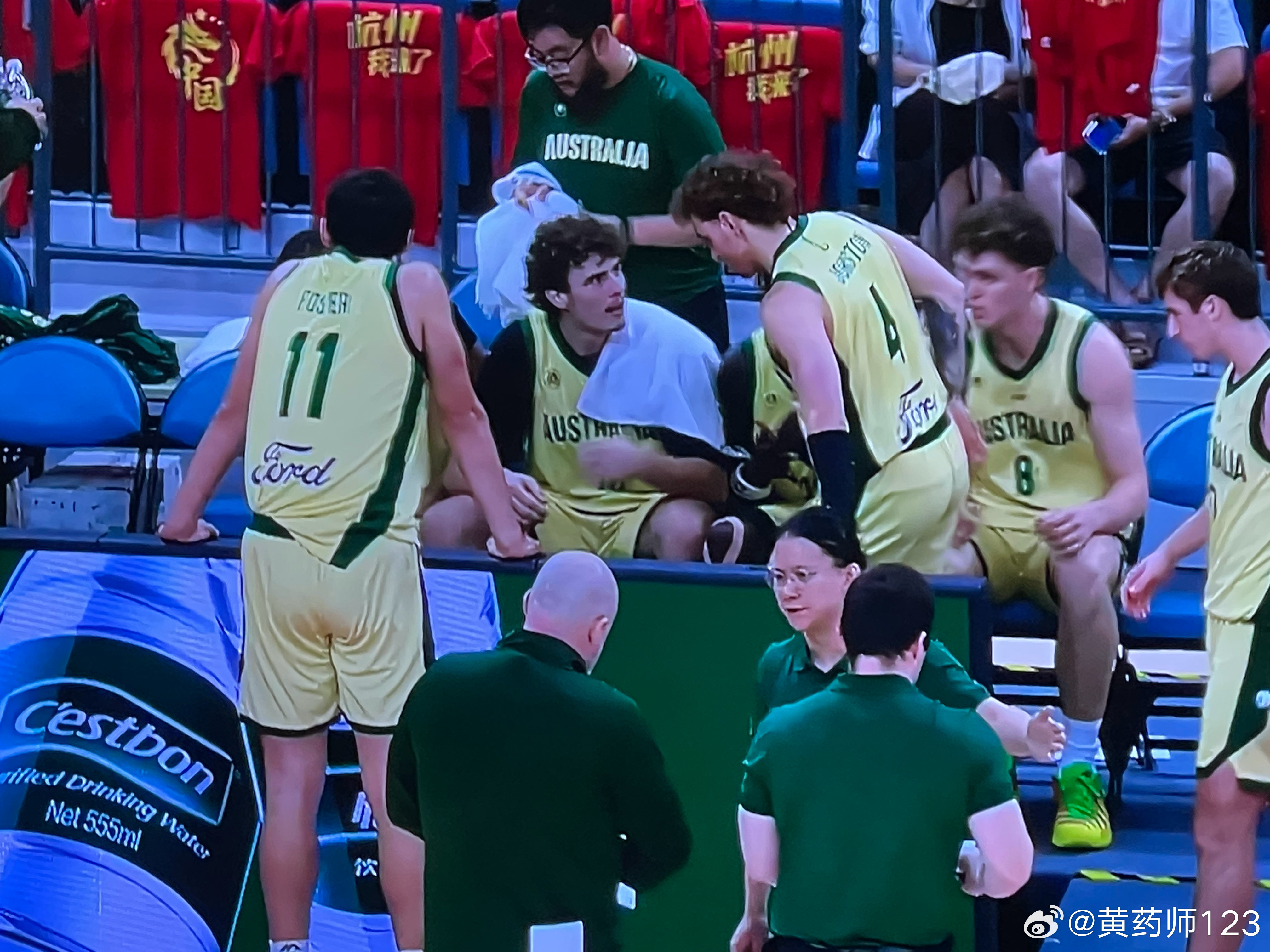 中国男篮热身赛对阵澳大利亚男篮，小伙子们的精气神都不错啊，敢于出手是一种坚决，期