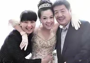 闫学晶找的两任丈夫，都是二婚，她是有什么爱好吗？喜欢翘二婚的，现在好了，她也是二