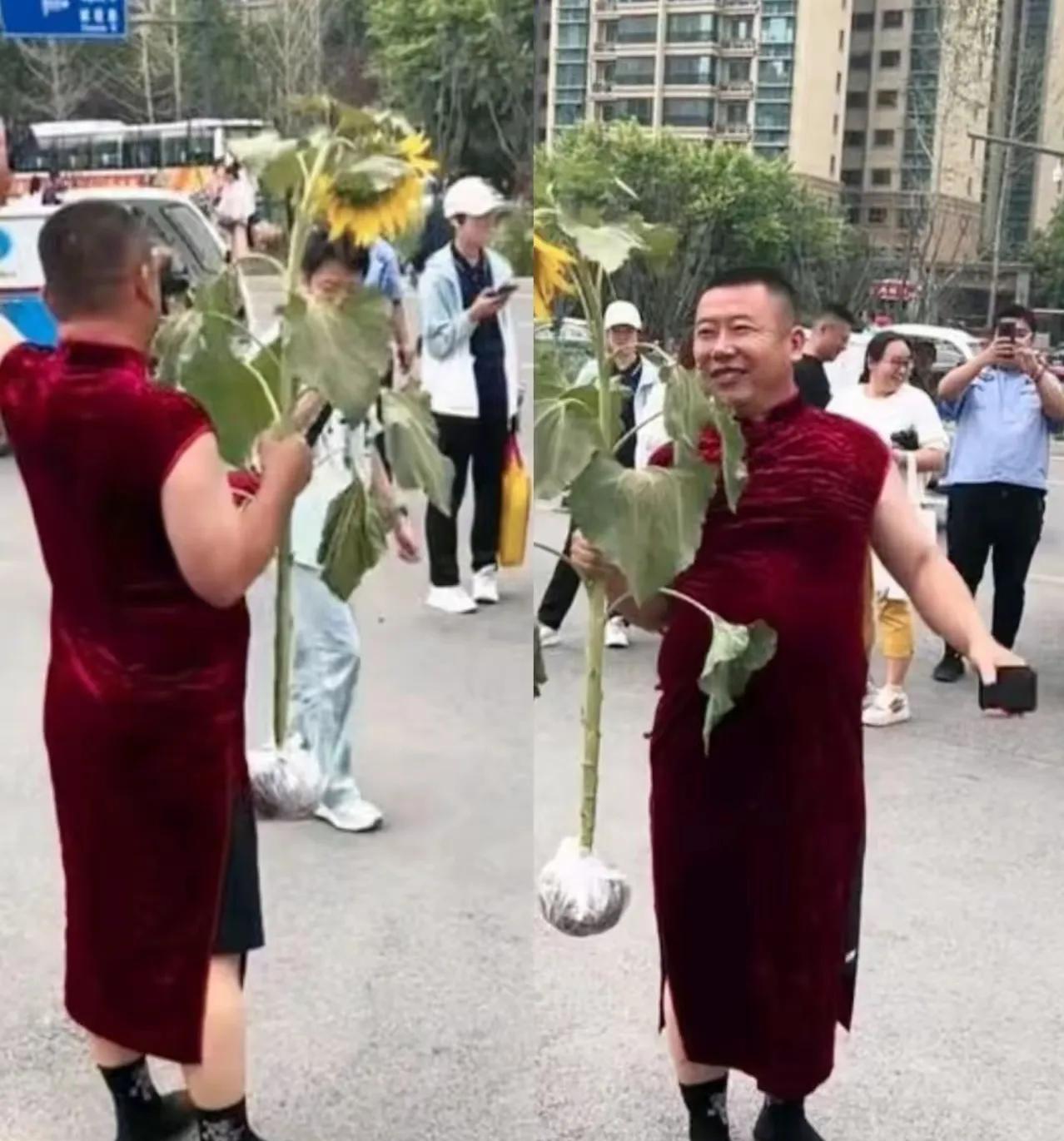 我也是醉了一早儿子打电话给我说，看看人家的妈妈高考都穿旗袍，就你在那年我高考时