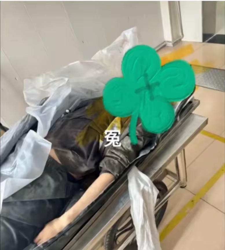 19岁男孩错付车费自杀，910块钱、成为他生命里无法承受之痛。小时候，家里穷，