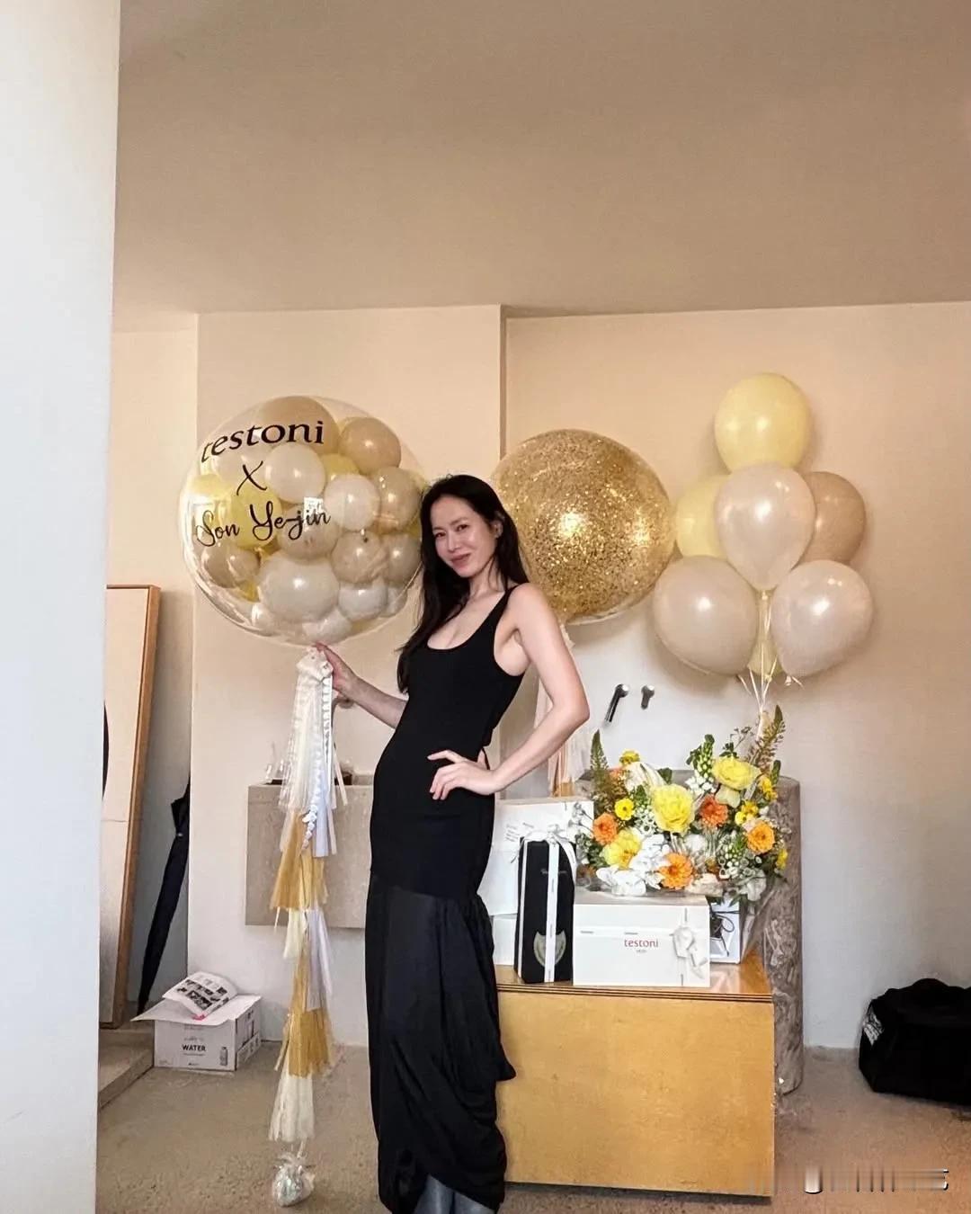 27日，演员孙艺珍在自己的Instagram上上传了多张照片，对品牌方准备的气球