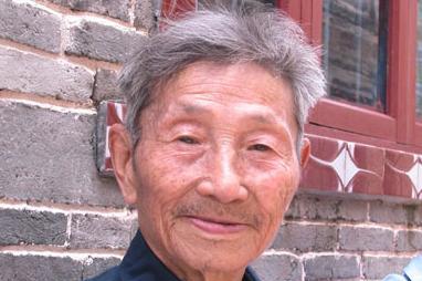 1979年，一位老人为了证明自己是老红军，不顾危险在北京拦下一辆军官的车，眼看