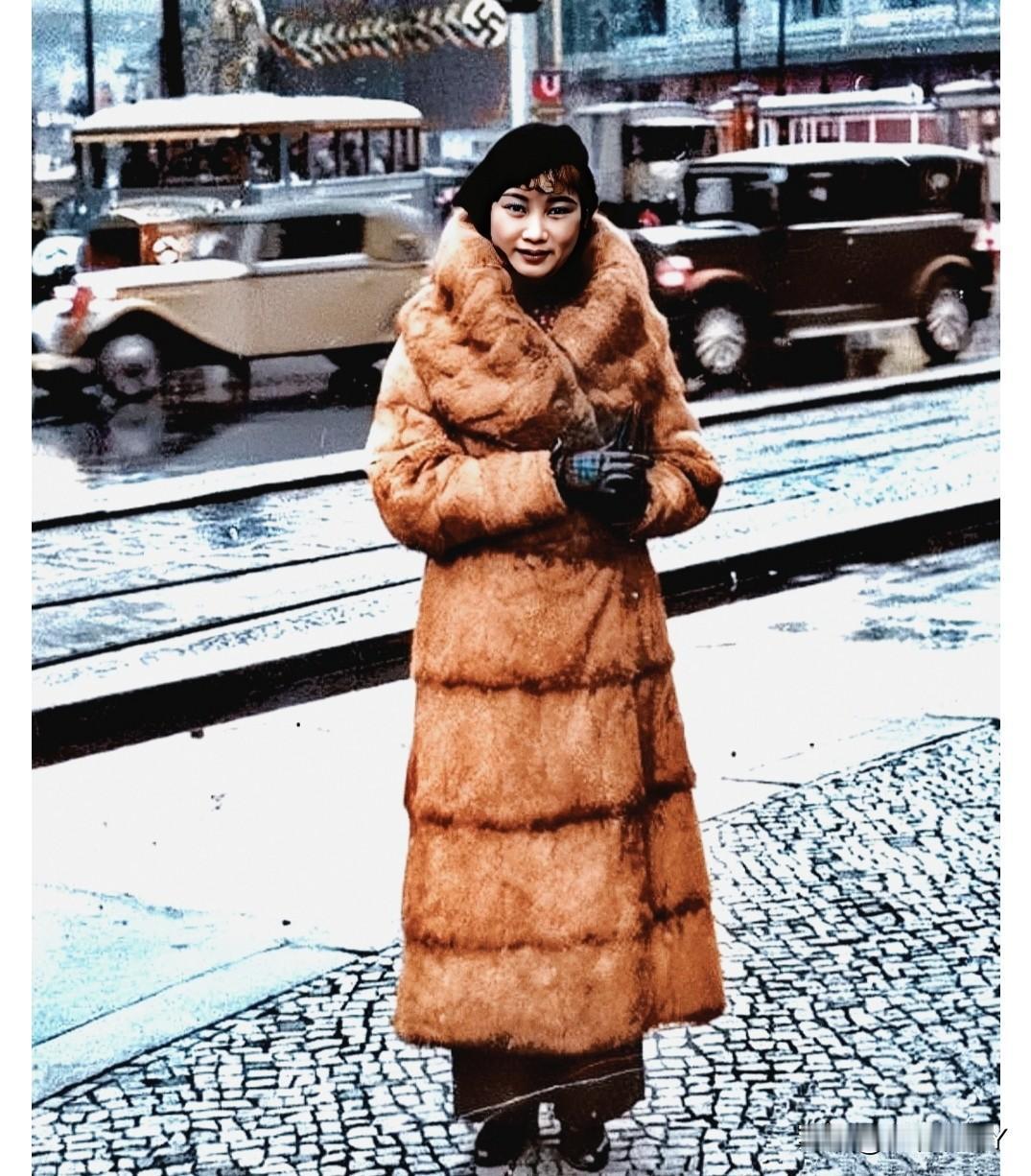 这便是1935年27胡蝶在德国柏林街头的真实模样，大家瞧瞧！这而非演戏，而是胡蝶