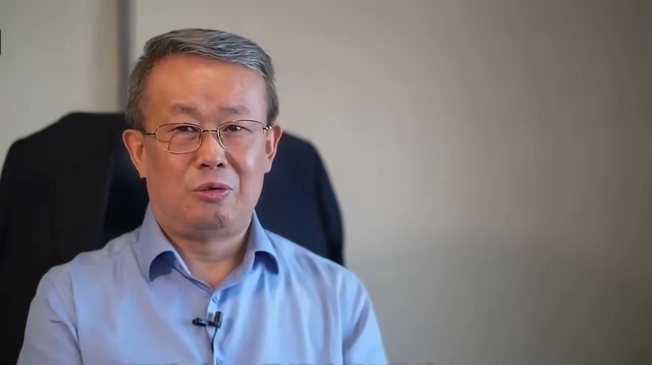 项立刚认为:关于汉服，补充一句，我看很多人提出什么“华服”，我觉得这很不伦不类