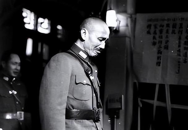 蒋介石那把天胡好牌，是怎么打烂的？1922年，孙中山先生遭遇了人生最大一次危