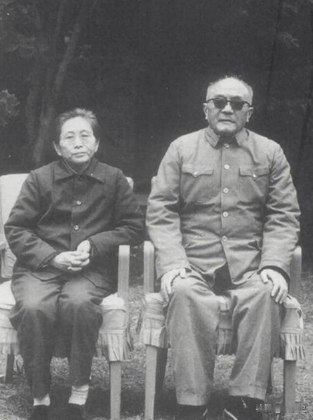 1955年，首次授衔评出十大开国大将，黄克诚是最另类的一个，他视力极差，三尺之外