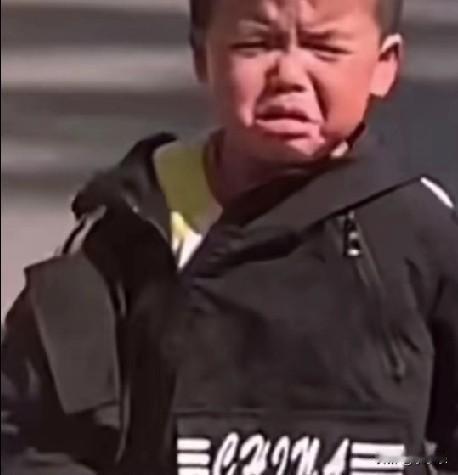 近日，贵州六盘水，一对夫妻刚刚领过离婚证，牵着爸爸手的2岁儿子，突然挣脱奔向妈妈