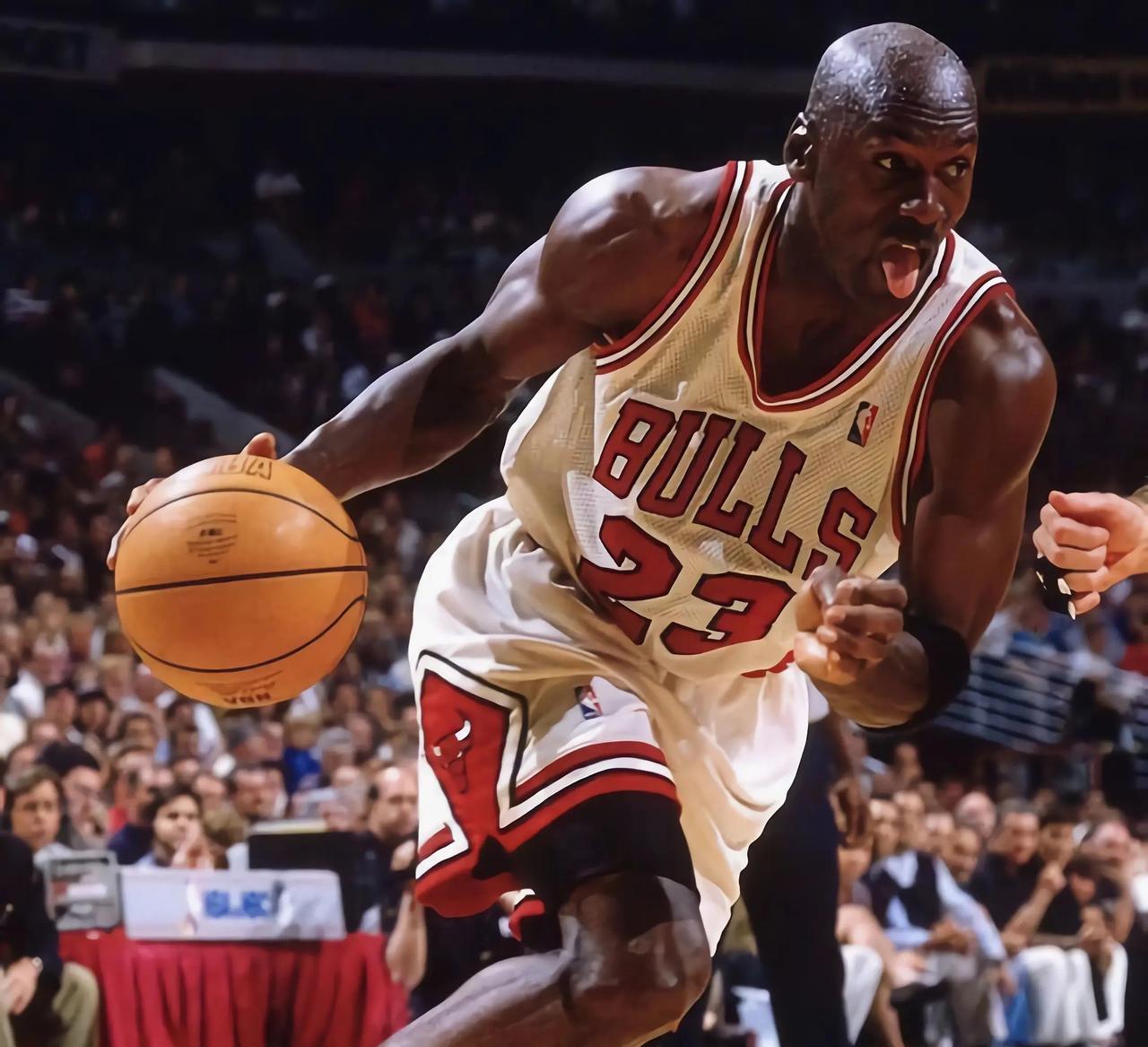 NBA历史场均25分有多难？把现役球员都算上，也就15人：1、乔丹：30.12