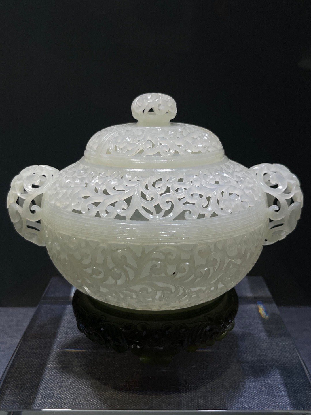 镂空白玉香炉清代宫廷玉壶白玉炉，碧玉底托儿高度13cm长15cm镂空缠枝花卉，太