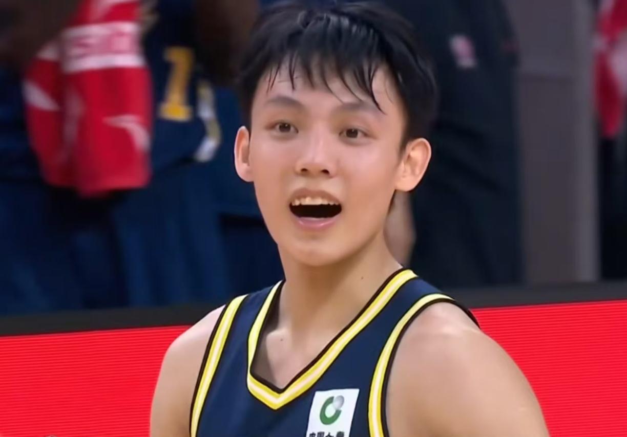 徐杰对于广东队的作用是没有人能取代的，胡明轩陈家政不行；小外援也不行从第二阶