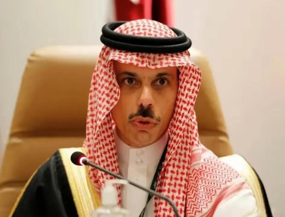 大户：阿美，我问你，我在你家买了这么多家伙事儿，到底是用来保护我的，还是保护你的