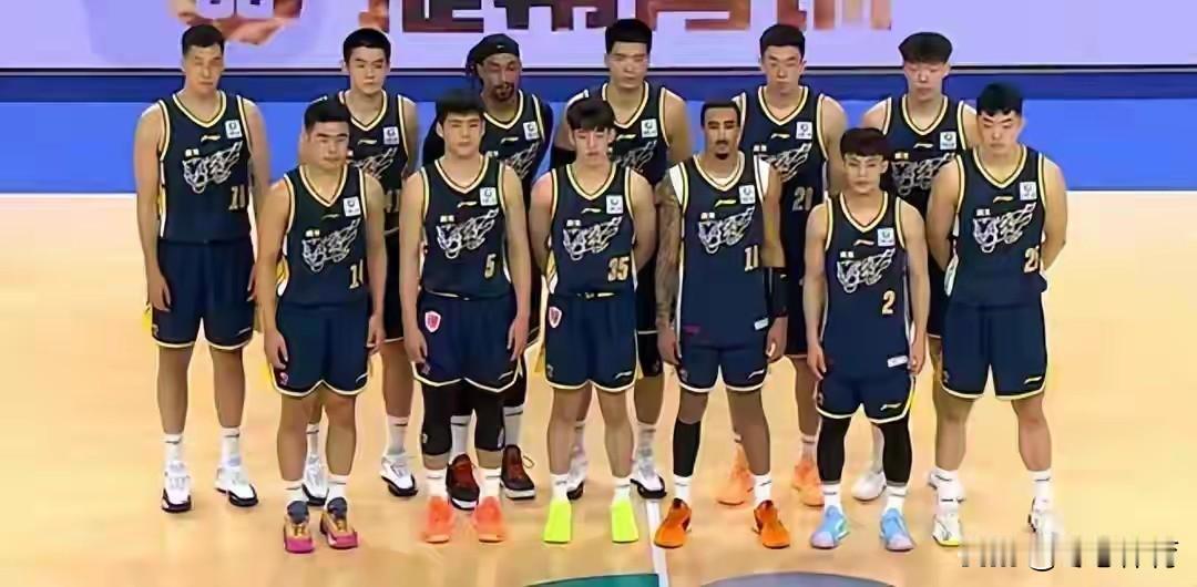 打个锤子！广东107-102险胜同曦，看看球员数据，谁才是赢球的最大功臣:1