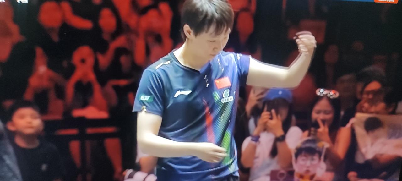 海产姐妹比赛中，出现了意想不到的小插曲！曼昱的衣服突然走线了，看到她扯着一条线