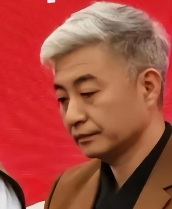 “德不配位，必有灾殃”周炜曾是国家一级演员，九登春晚，是主流相声界“接班人”。却