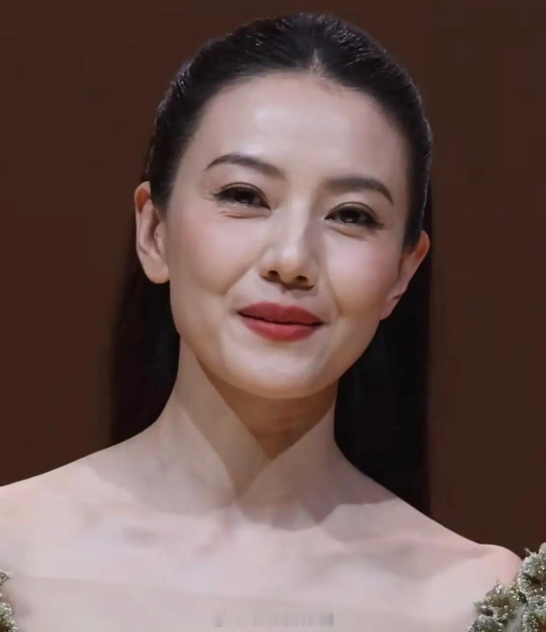 高圆圆真是老了，没P图的样子能看出45岁，苹果肌下垂，法令纹，眼尾细纹都很明显，