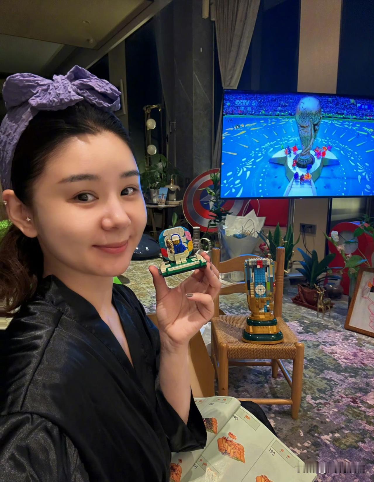 王雷晒妻子李小萌近照！6月12日，王雷分享了一张妻子李小萌的近照。镜头里的李小