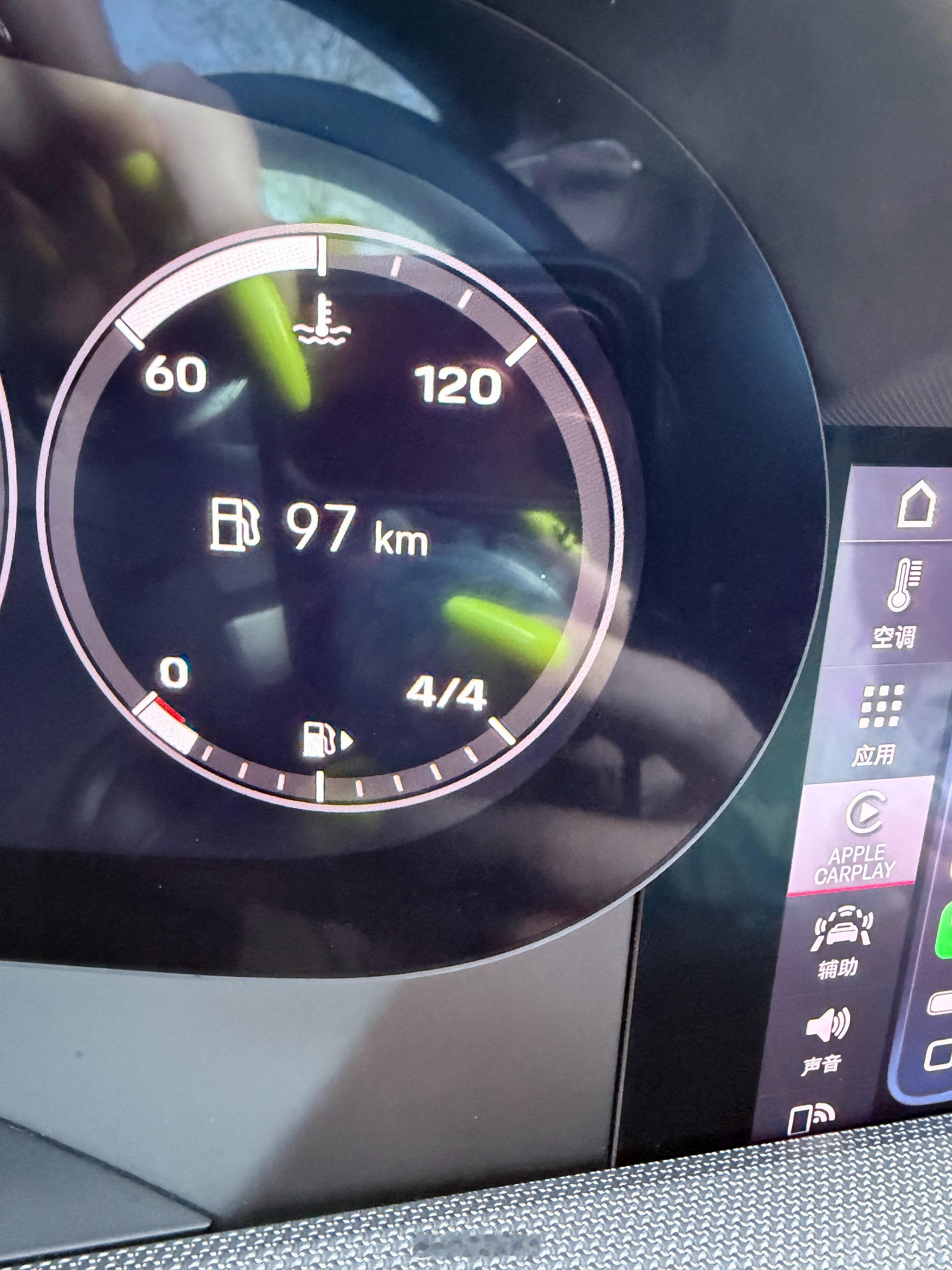 今儿我开亢岳的车我一看就一格油了我说那我给丫加一满箱98吧加完才反应过来他这