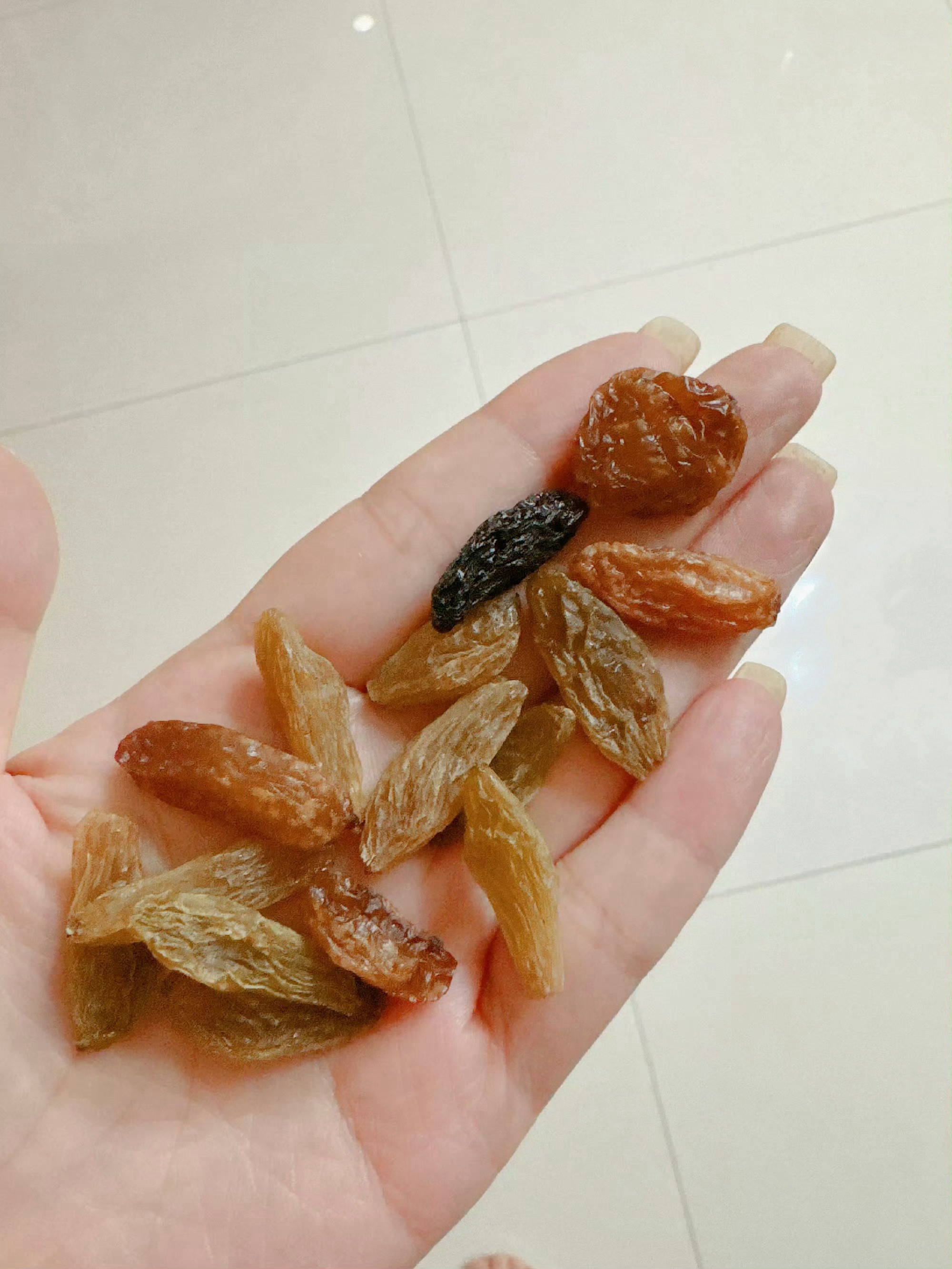 葡萄干之间真的有壁！！这家的葡萄干非常肥美啊！！一点不夸张我第一次买、一天吃了一斤！！没上火，吃完都