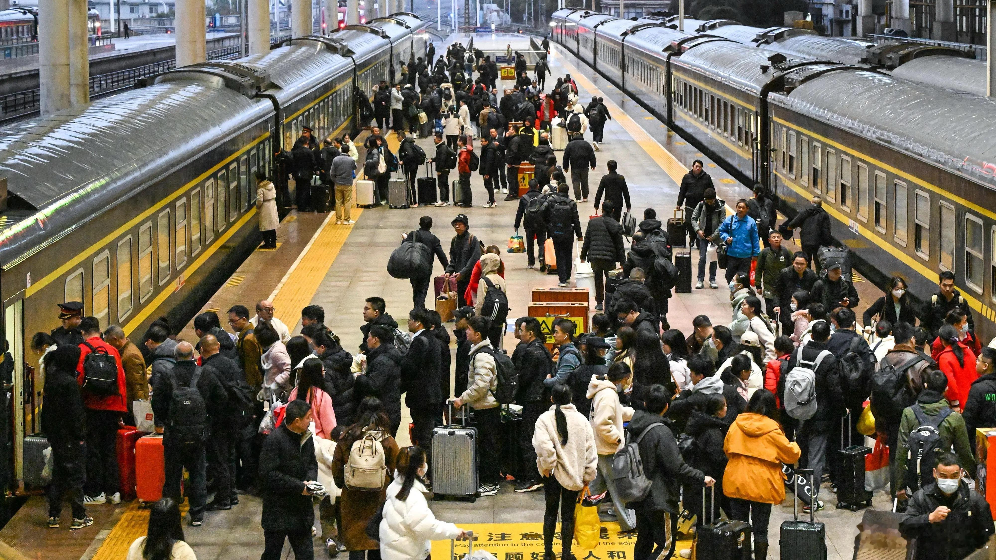 3个时间点捡漏春运车票春运抢票难不用愁，铁路部门来助力！各地铁路迎来客流高峰，