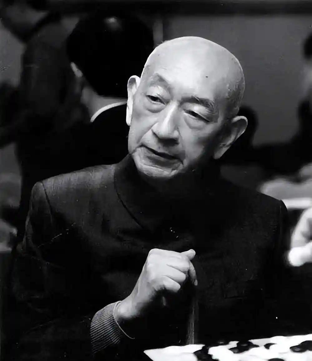 1925年，11岁的吴清源，被带到了段祺瑞的府中，一盘围棋下来，将自称“七段”的