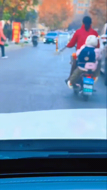 早上开车经过学校门口，正烦躁呢，突然被个小不点整破防了！一个妈妈骑着电动车
