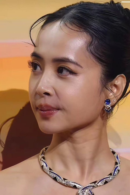 为什么脸上那么细腻光滑，看起来冻龄。然而颈纹却出卖了她