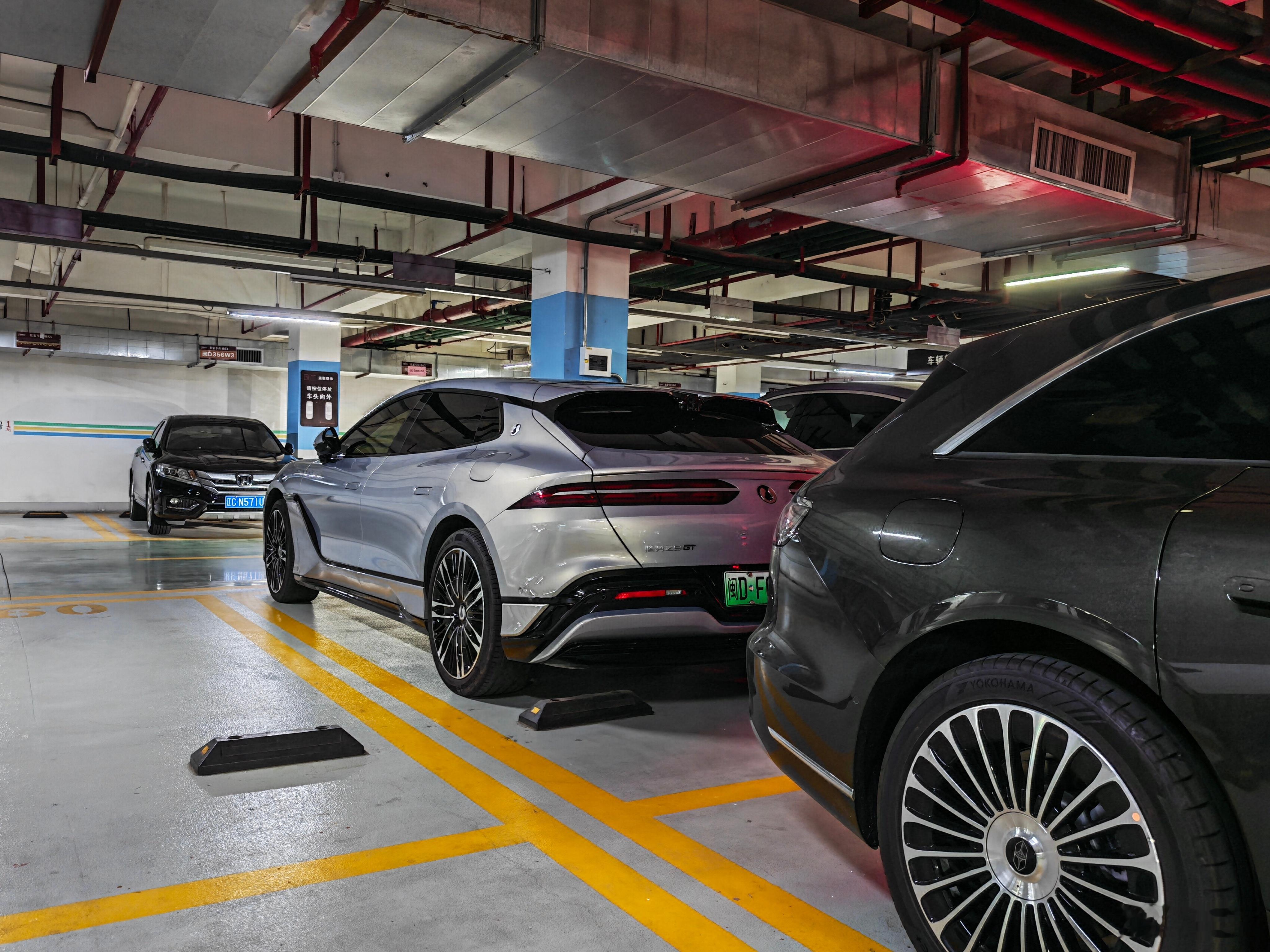 哇，后面这位的大哥买了腾势Z9GT！和我的享界S9T背靠背了