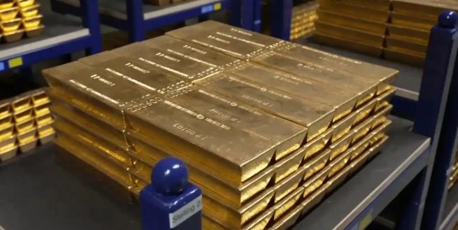 美国真是一个大坑！荷兰原本计划从美国和加拿大转移86吨黄金到伦敦，最后真正跨