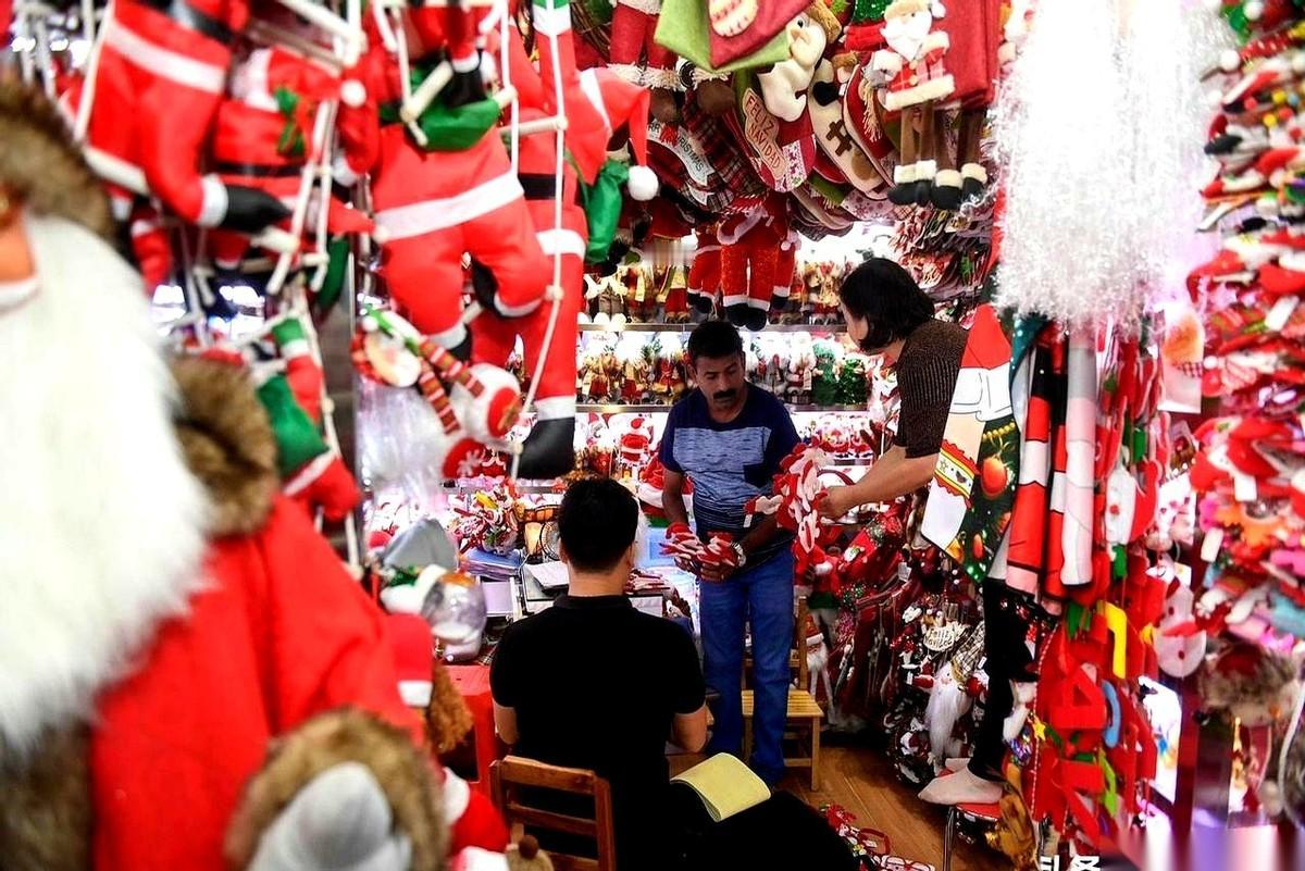 有时候看新闻，真觉得魔幻。荷兰，欧盟最大的圣诞商品出口国。听着挺牛吧？结果扒开