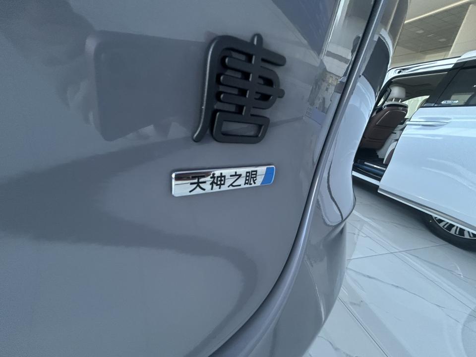 "兄弟们！今天冲进4S店摸了一把2025款唐DM-i实车，这未央灰车漆绝了！阳光