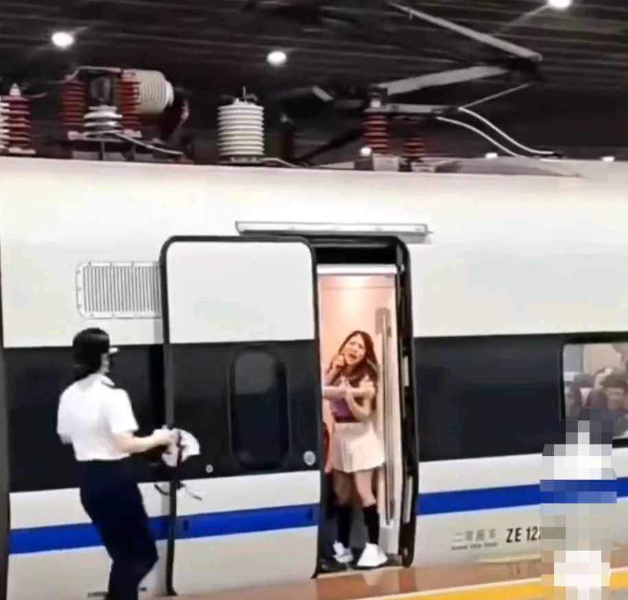 嚣张小仙女用身体拦截高铁门关闭事件又发生。高铁到点，准备关门开动，突然跑出来一
