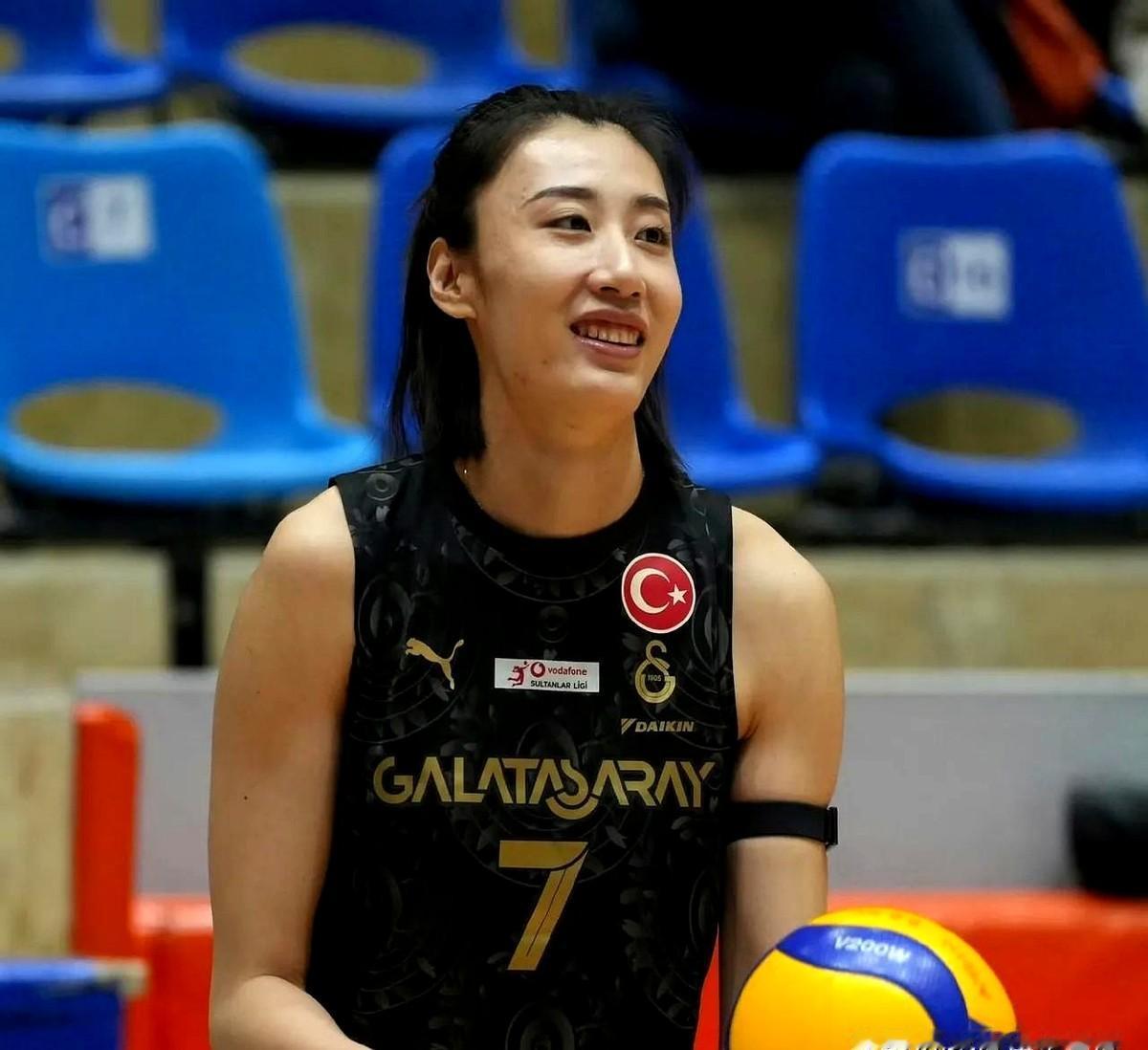 王媛媛新年首战坐穿板凳，咋回事？嘿，这事儿一出，球迷直接炸锅了。加拉塔萨雷3