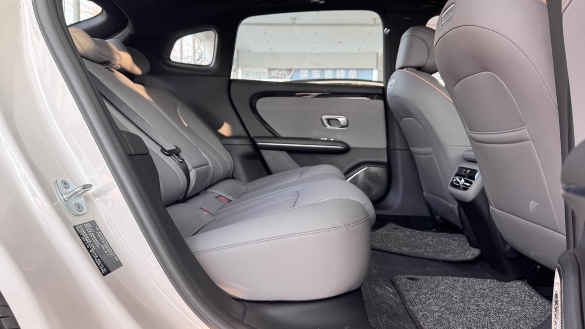 之前买车被启源A07后排小板凳劝退了，没想到后出的A06竟然完全相反，不但坐垫更