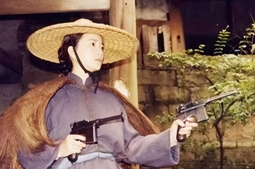1937年，美女土匪黄八妹孤身求见杜月笙，说自己要打鬼子，杜月笙笑道：“我知道你