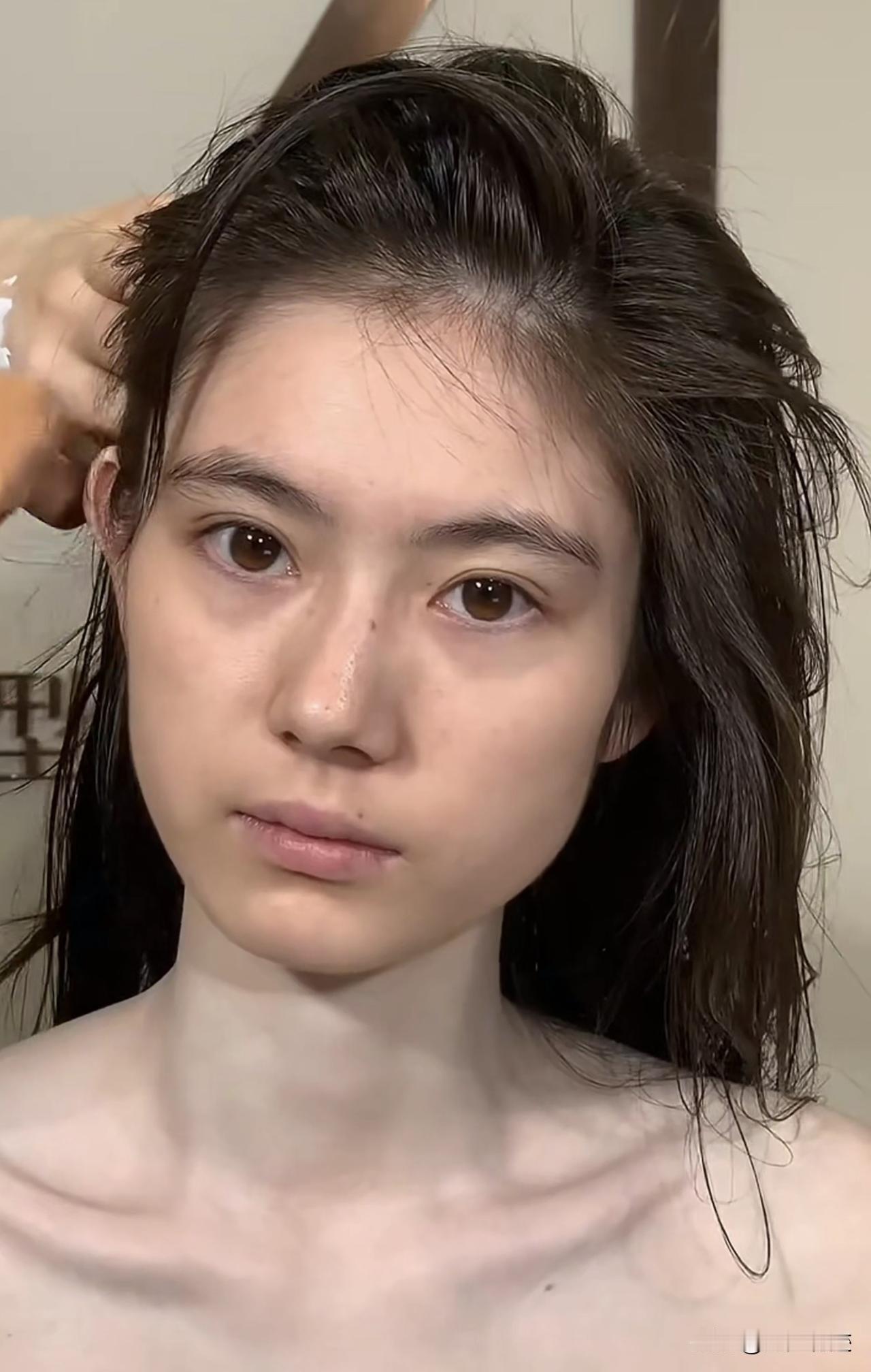 这拙劣的化妆技术硬生生把一个高级美女，变成了低级美女！图片上这位大眼睛，高鼻